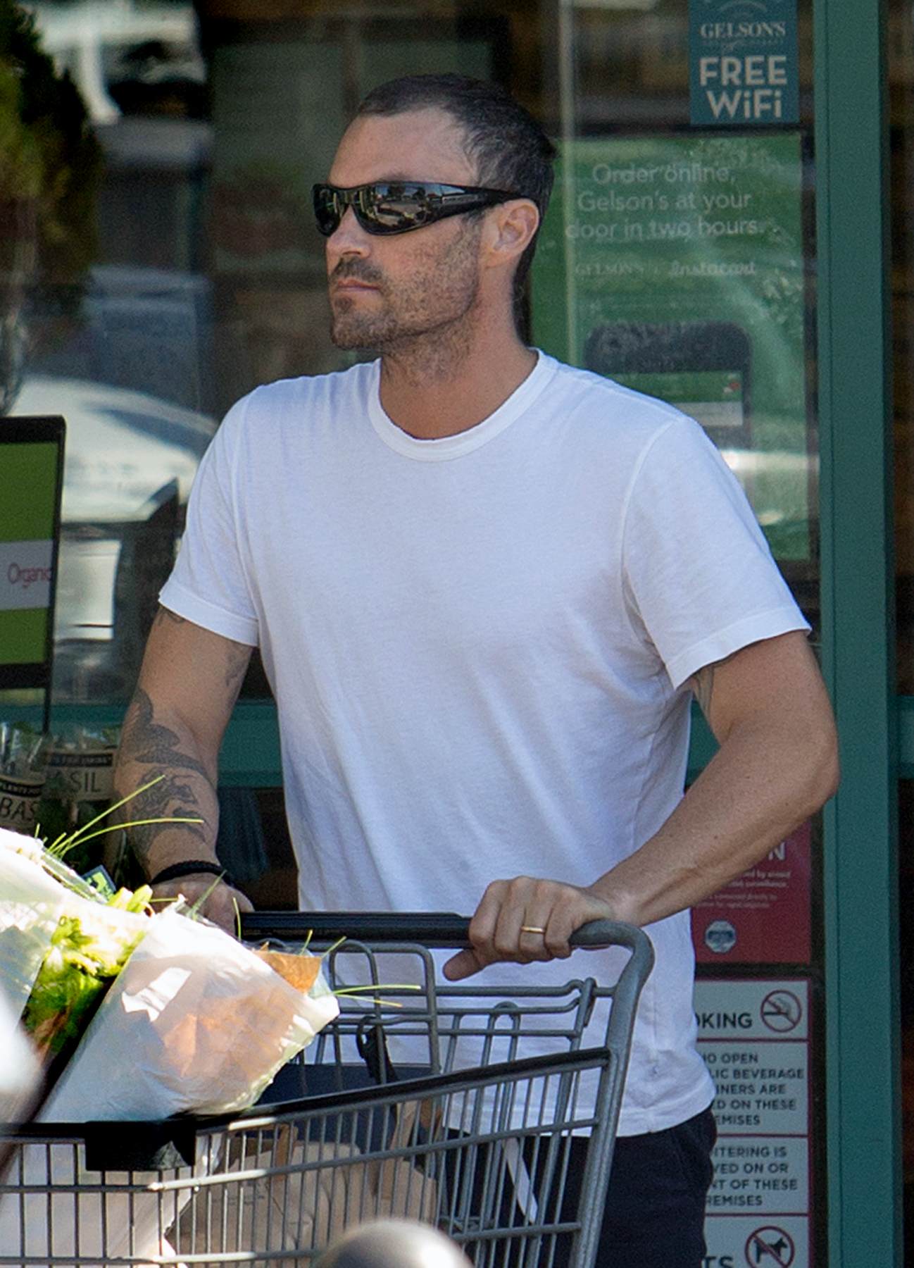 Brian Austin Green Still Wearing His Ring As He Shops Gelsons Store