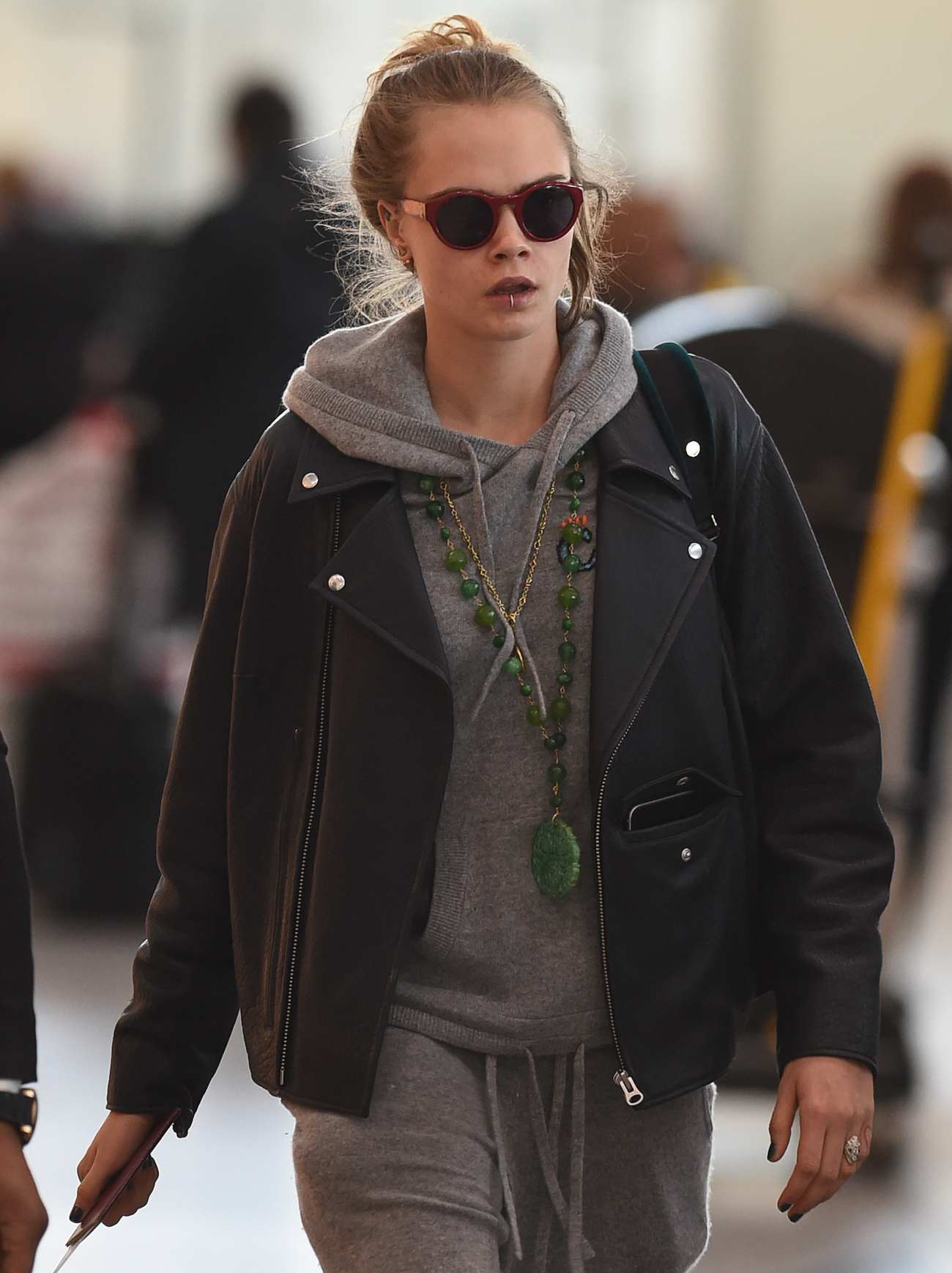 Cara Delevingne Arrives at Heathrow Airport – Celeb Donut