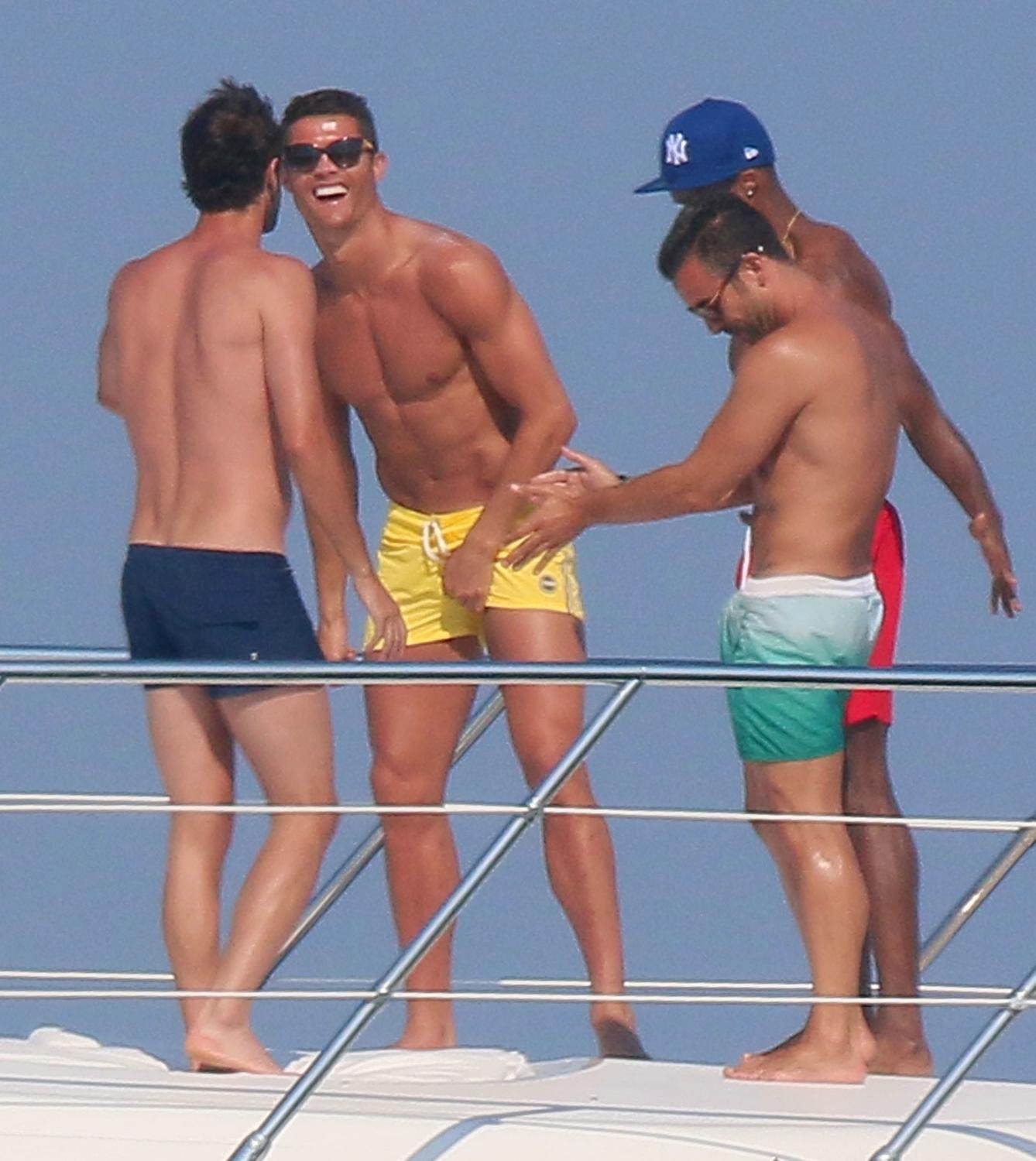Cristiano Ronaldo Flaunts His Abs On A Yacht in Tropez