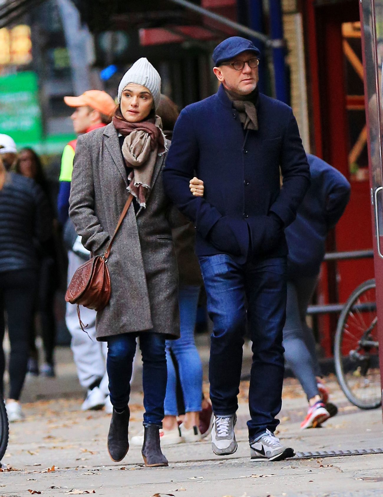 Daniel Craig and Rachel Weisz Romantic Stroll in NYCrd – Celeb Donut