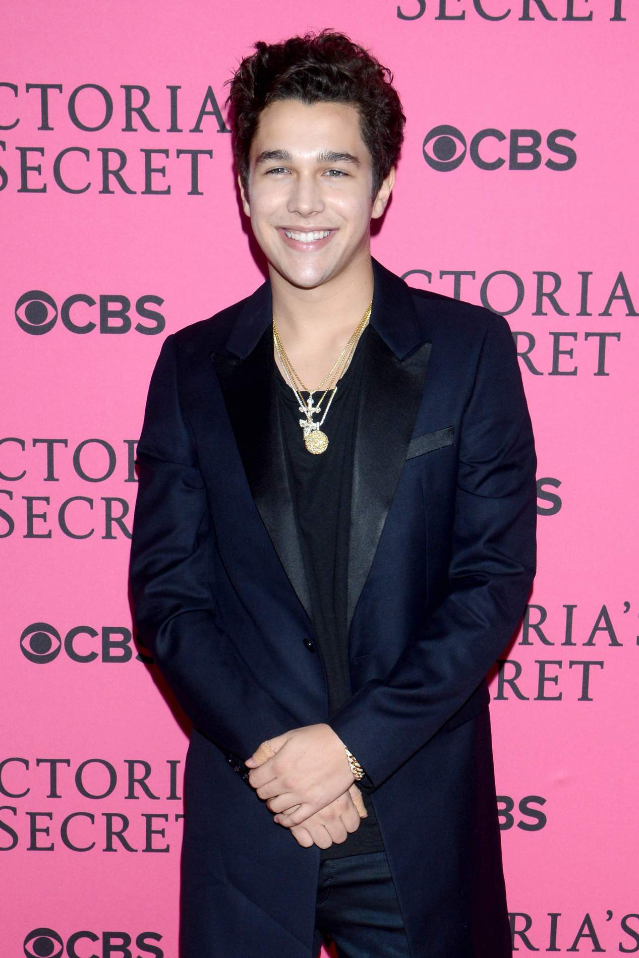 Dashing Austin Mahone Arrives at Victorias Secret Fashion Show