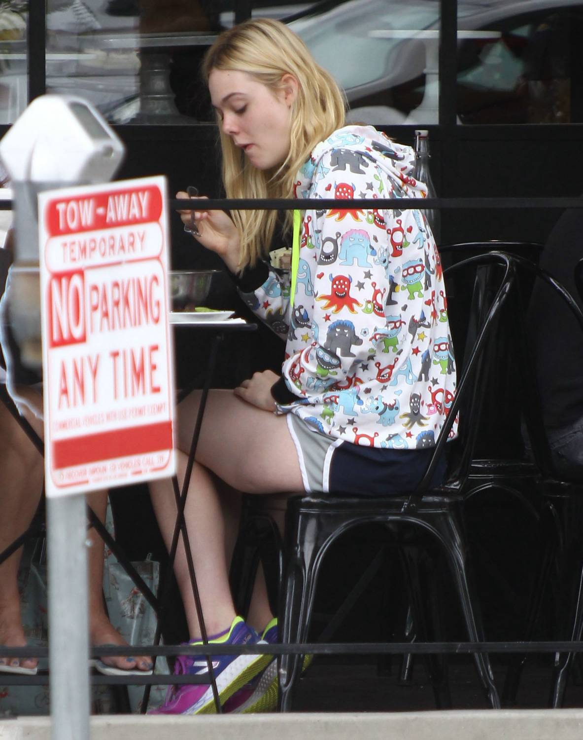 Elle Fanning Out For Lunch With A Friend Celeb Donut 3728