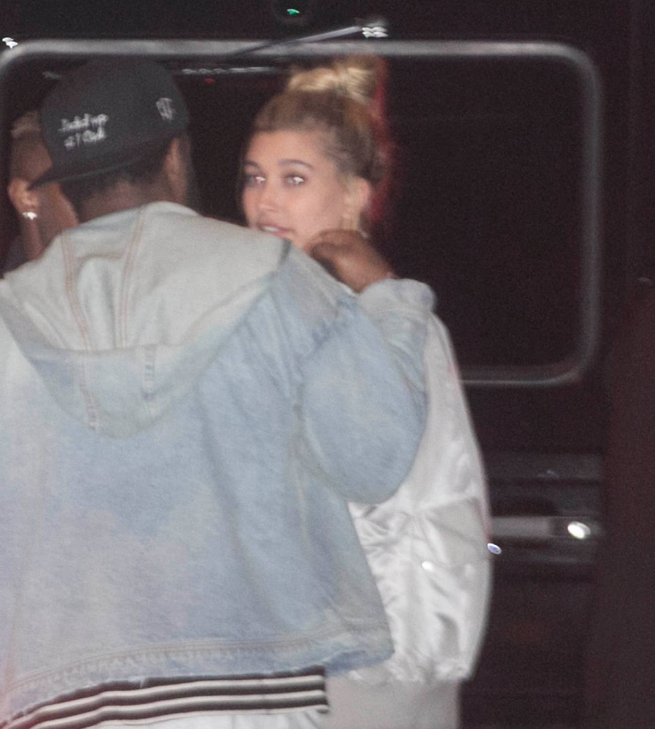 Hailey Baldwin Hangs Outside at Oak Nightclub – Celeb Donut