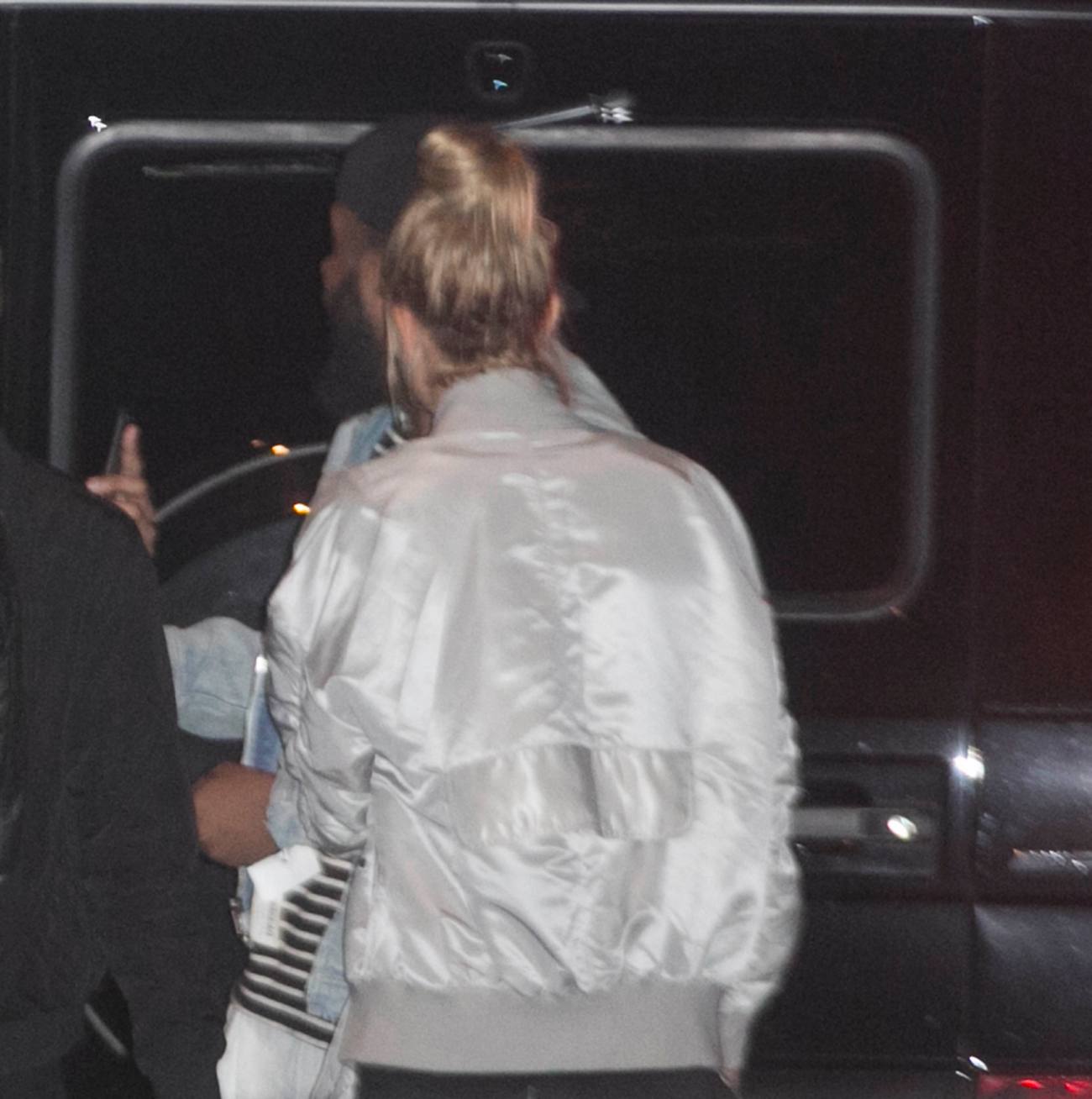 Hailey Baldwin Hangs Outside at Oak Nightclub – Celeb Donut