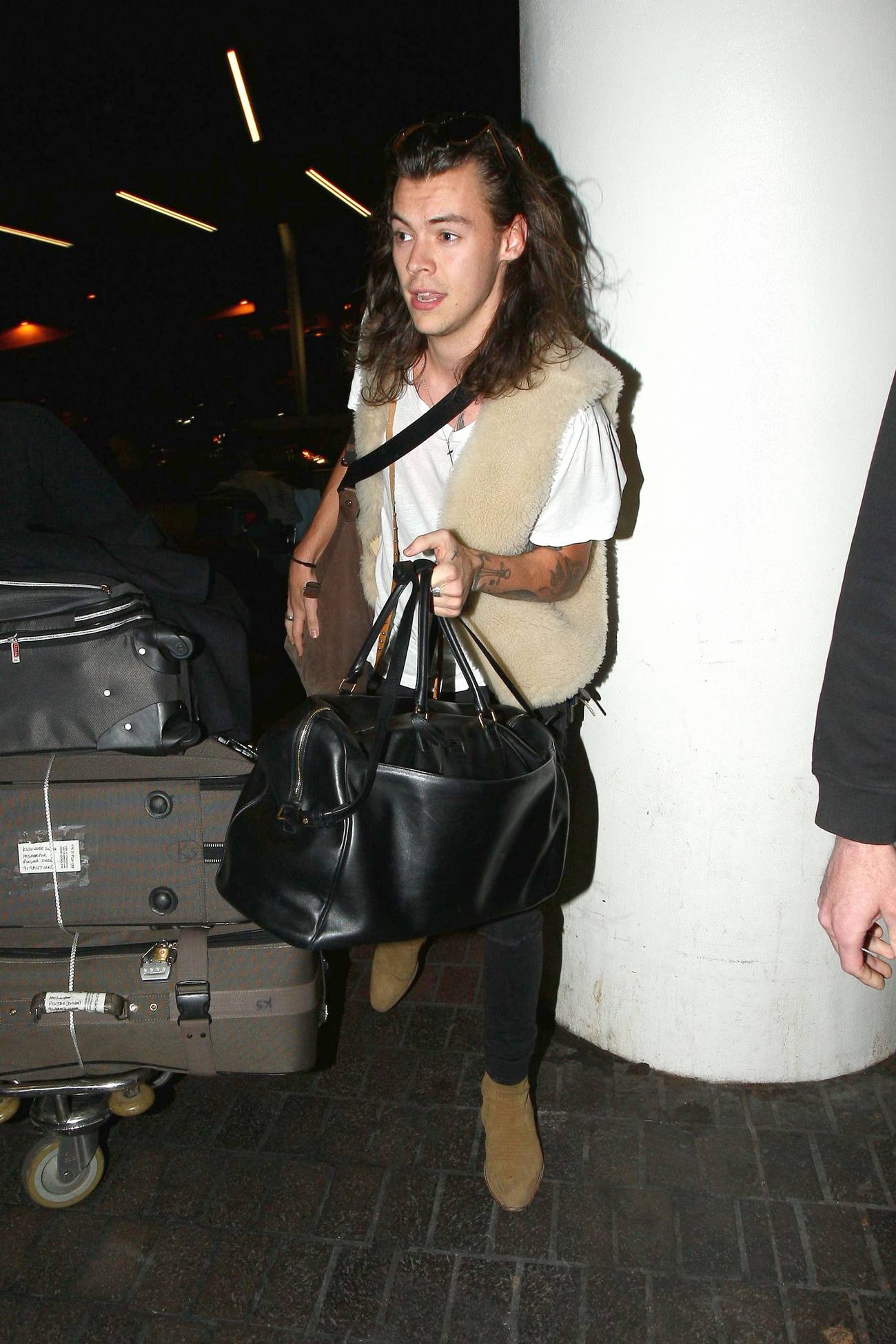 Harry Styles Shows Off His New Tattoo at LAX Airport