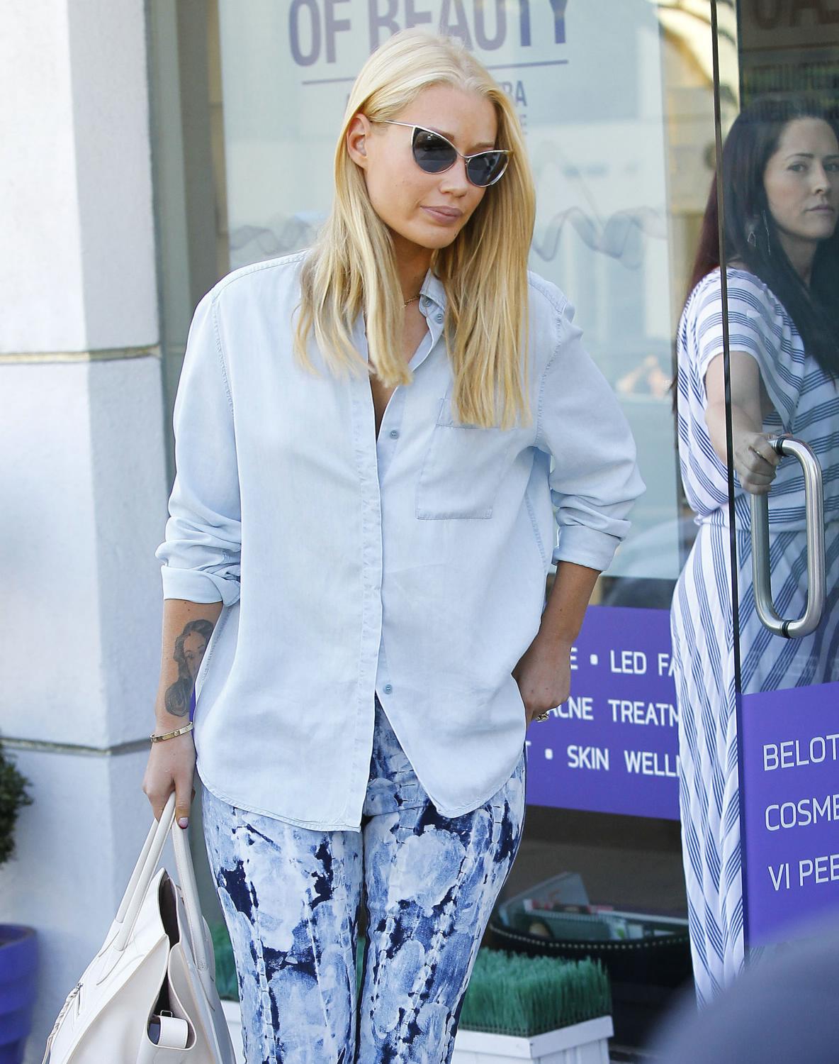 Iggy Azalea Shows Off Her Engagement Ring As She Leaves The Salon Celeb Donut 9204