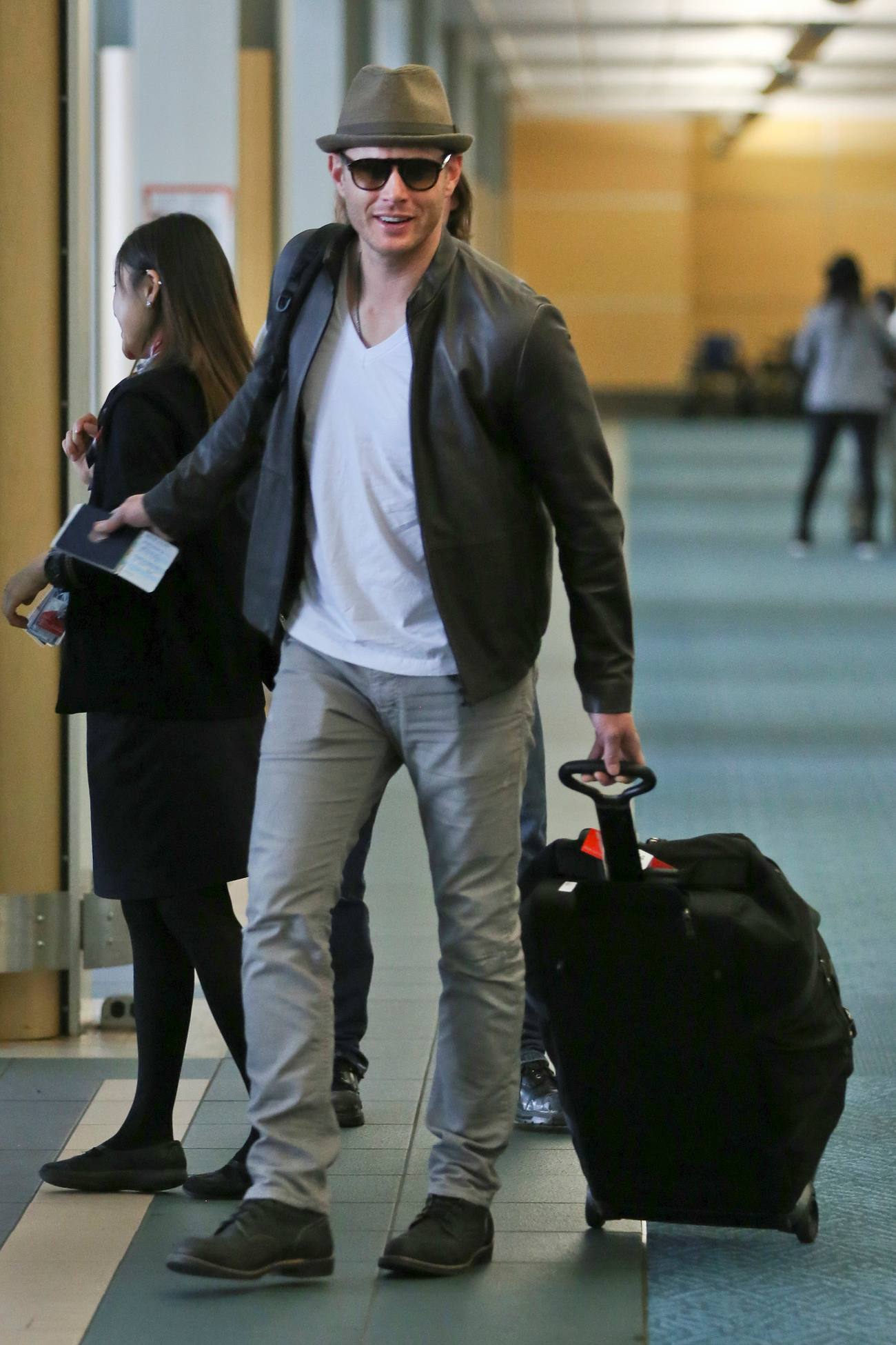 Jensen Ackles Heads Home for Holidays!