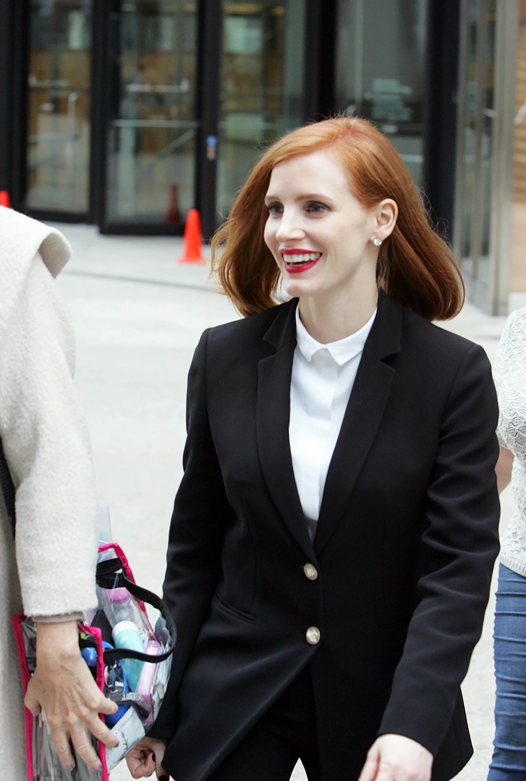 Jessica Chastain arrives at Miss Sloane set in Toronto – Celeb Donut