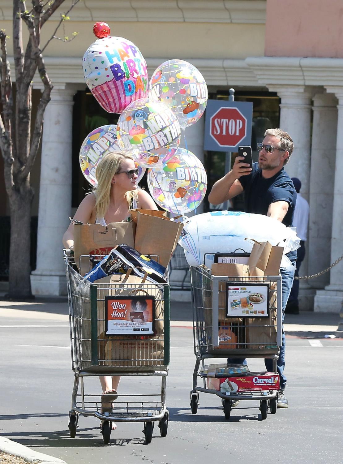 Jessica Simpson and Eric Johnson Pick Up Party Supplies