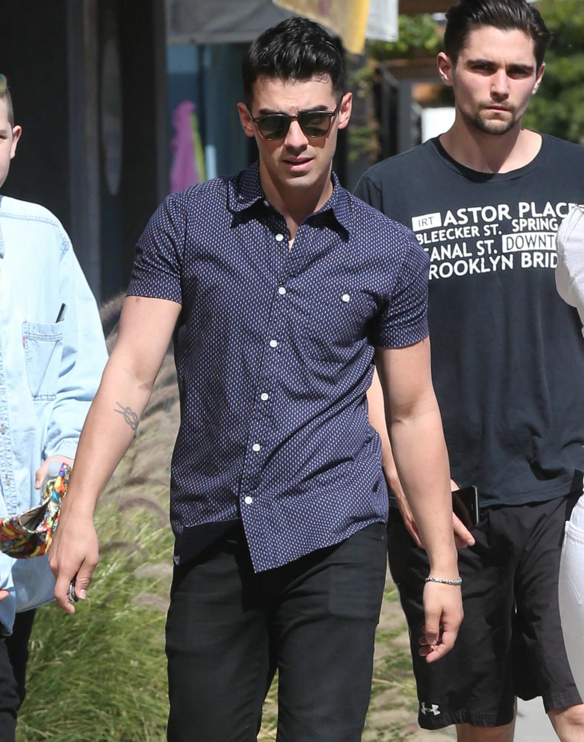 Joe Jonas Leaves A Barber Shop-2