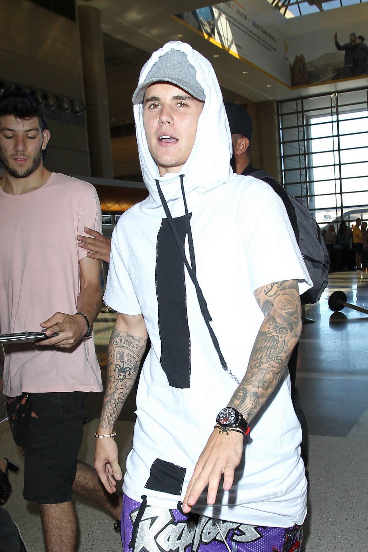 Justin Bieber Catches A Flight At Lax Airport – Celeb Donut