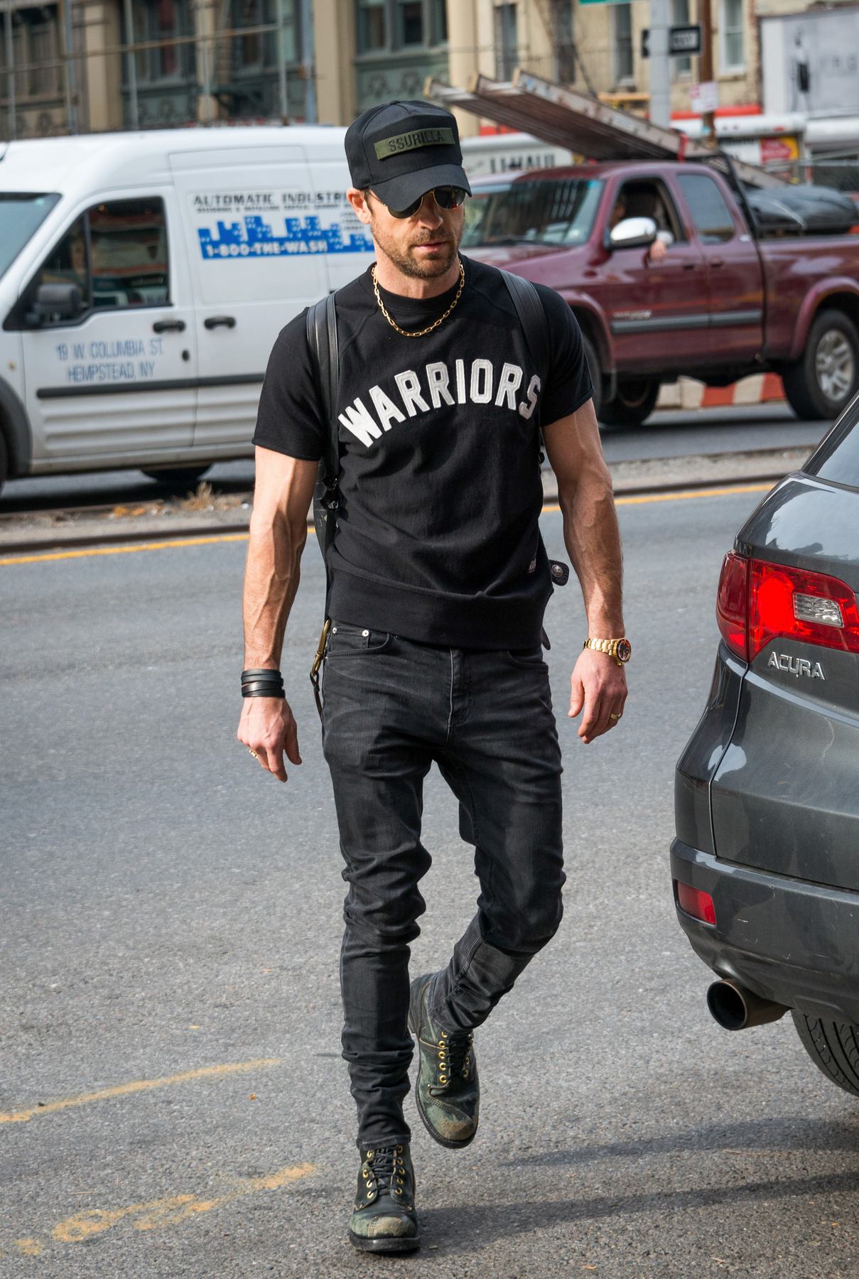 Justin Theroux Show Off His Bicep in New York