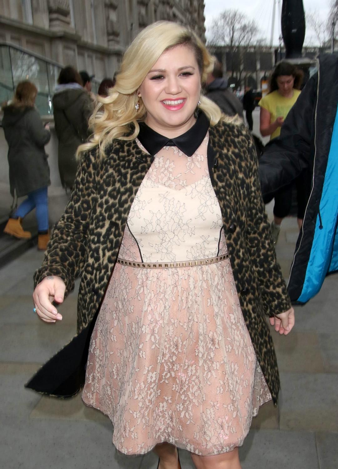 Kelly Clarkson Leaves Corinthia Hotel in London