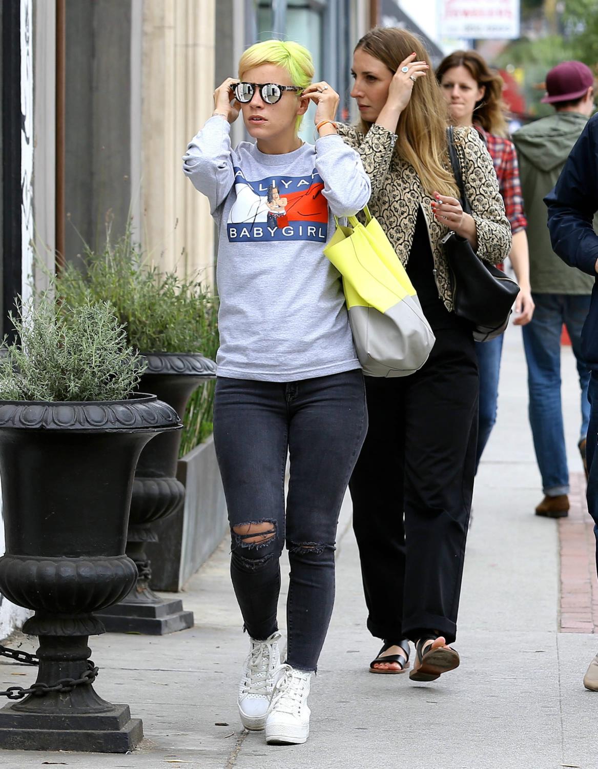 Lily Allen Debuts New Neon Hair Style-2