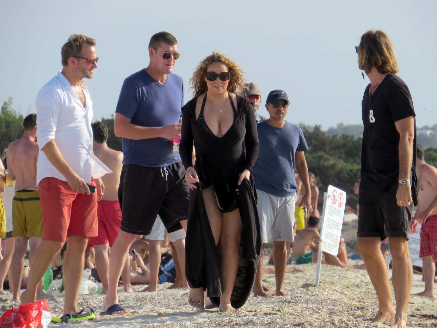 Mariah Carey Shows Off Her Cleavage As She Spent Romantic Getaway with Boyfriend James Packer-3