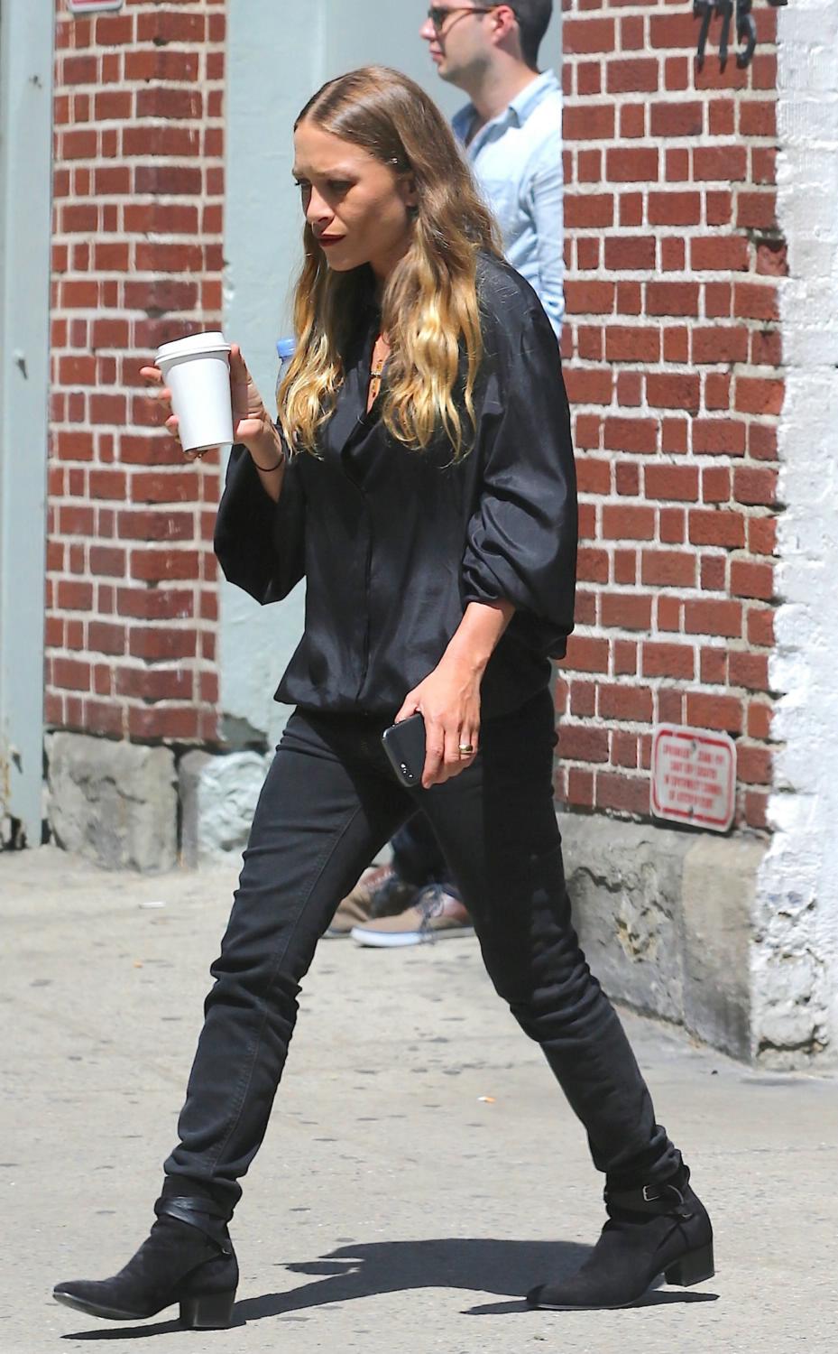 Ashley Olsen Smoking Away in New York City – Celeb Donut