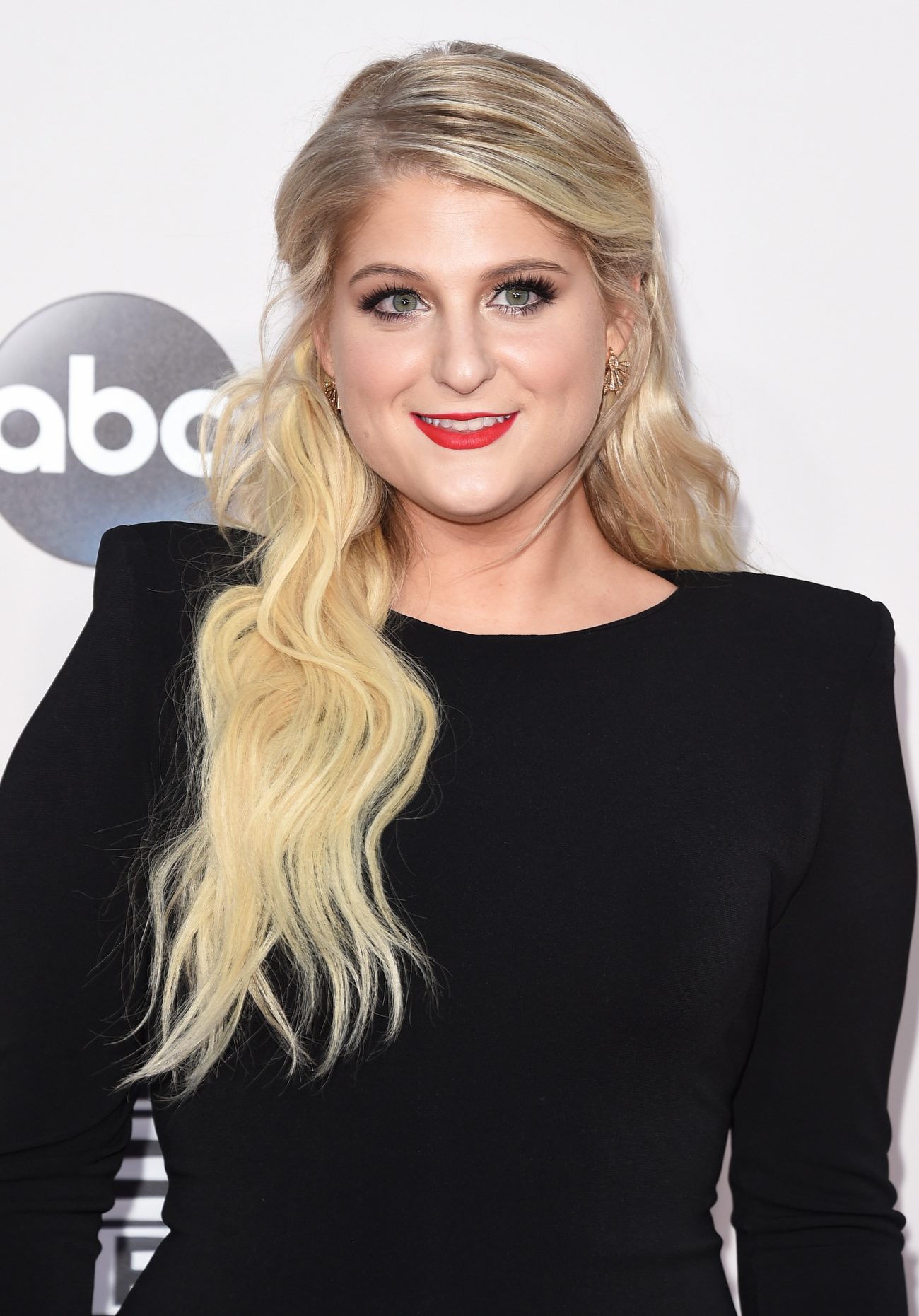 Meghan Trainor and Charlie Puth Kiss Onstage of AMAs nd