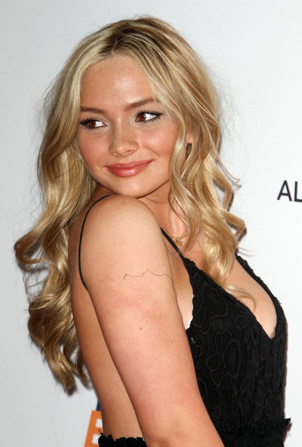 Натали элин. Натали Элин Линд холм одного дерева. Натали Элин Bra. Natalie Alyn selfie. Alyn bovrav.