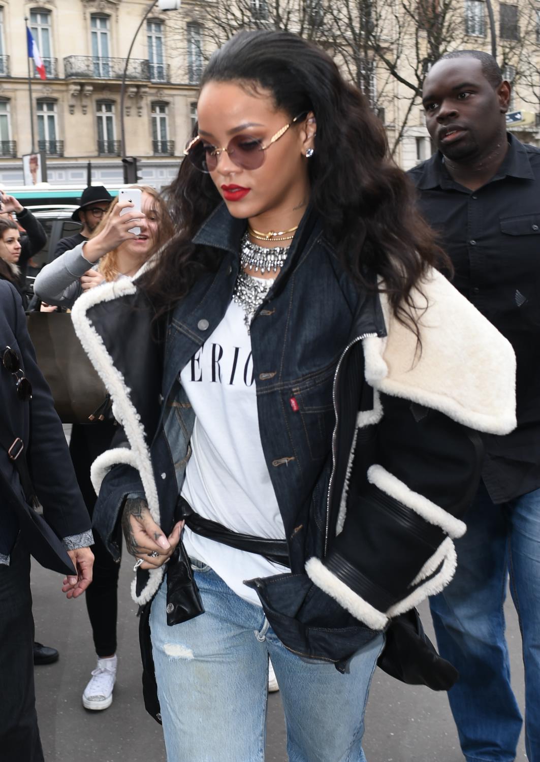 Rihanna Had Lunch at LAvenue Restaurant in Paris – Celeb Donut