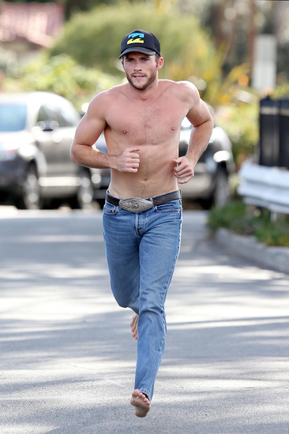 Scott Eastwood Does Shirtless Workout in Santa Monica