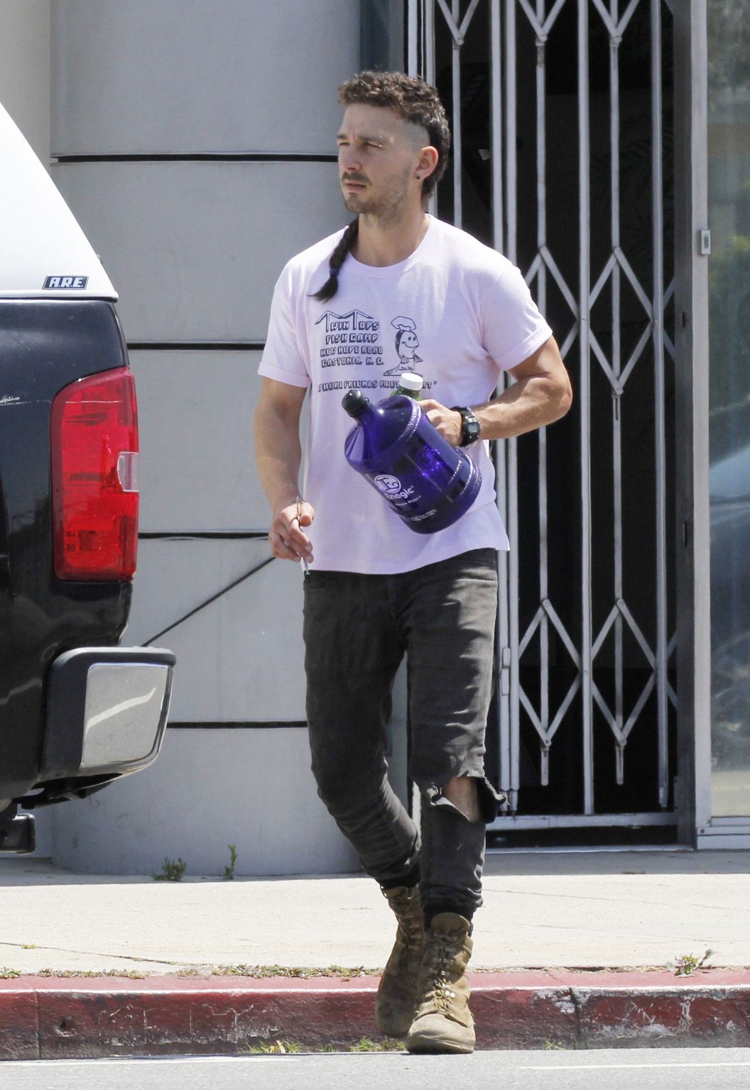 Shia LaBeouf Arrives At Gym with His Trainer – Celeb Donut