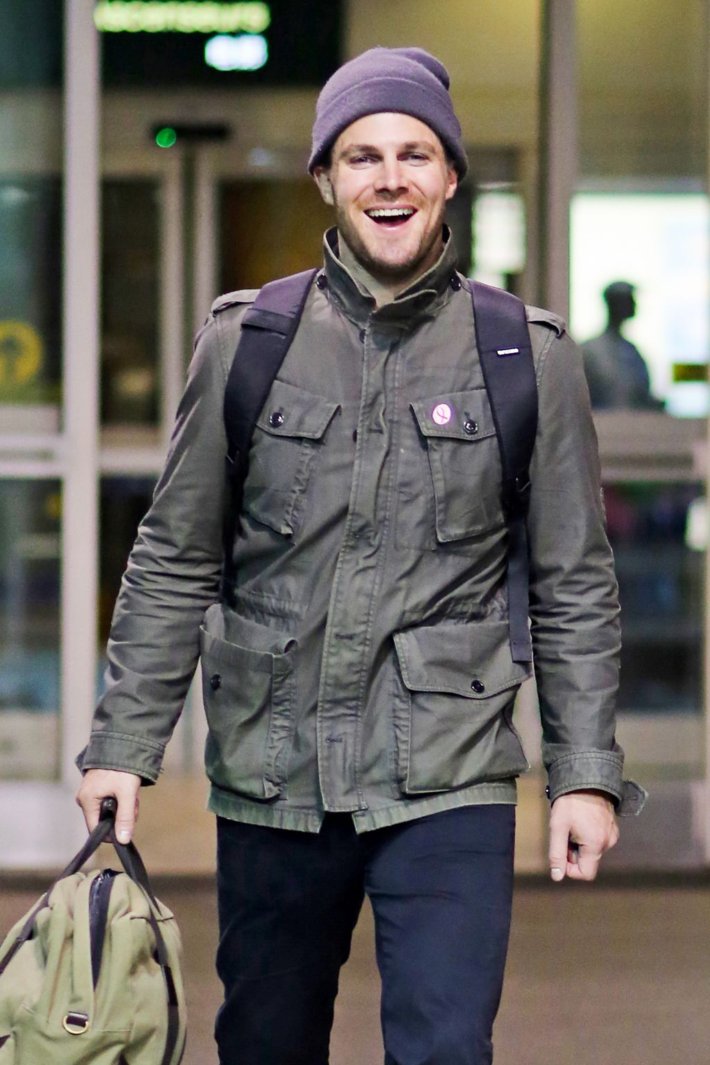 Stephen Amell Arrives in Vancouver