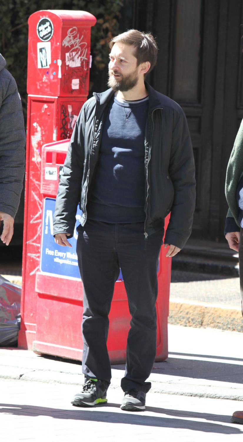 Tobey Maguire looking at apartments in SoHo-4